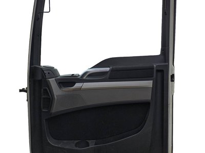 Двері праві в зборі